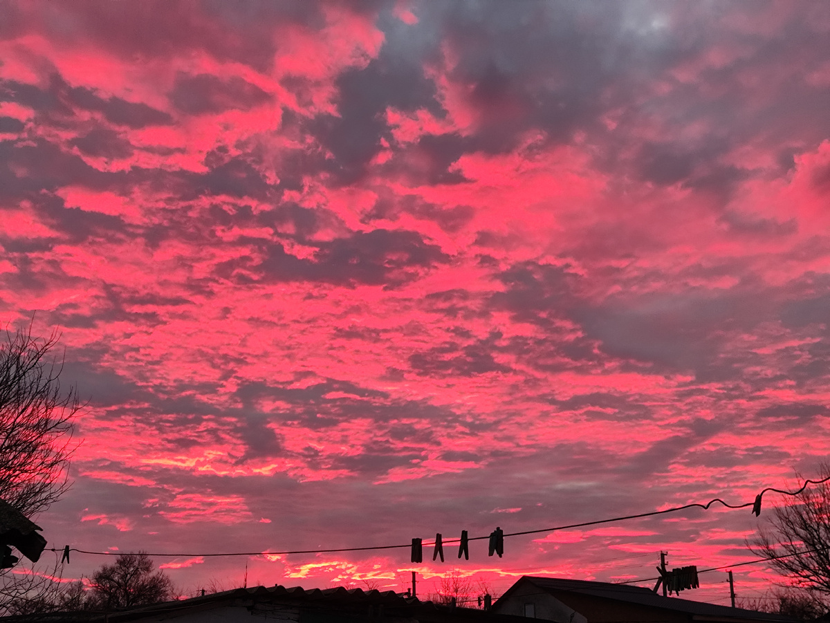 Именно такой и был, кроваво-красный