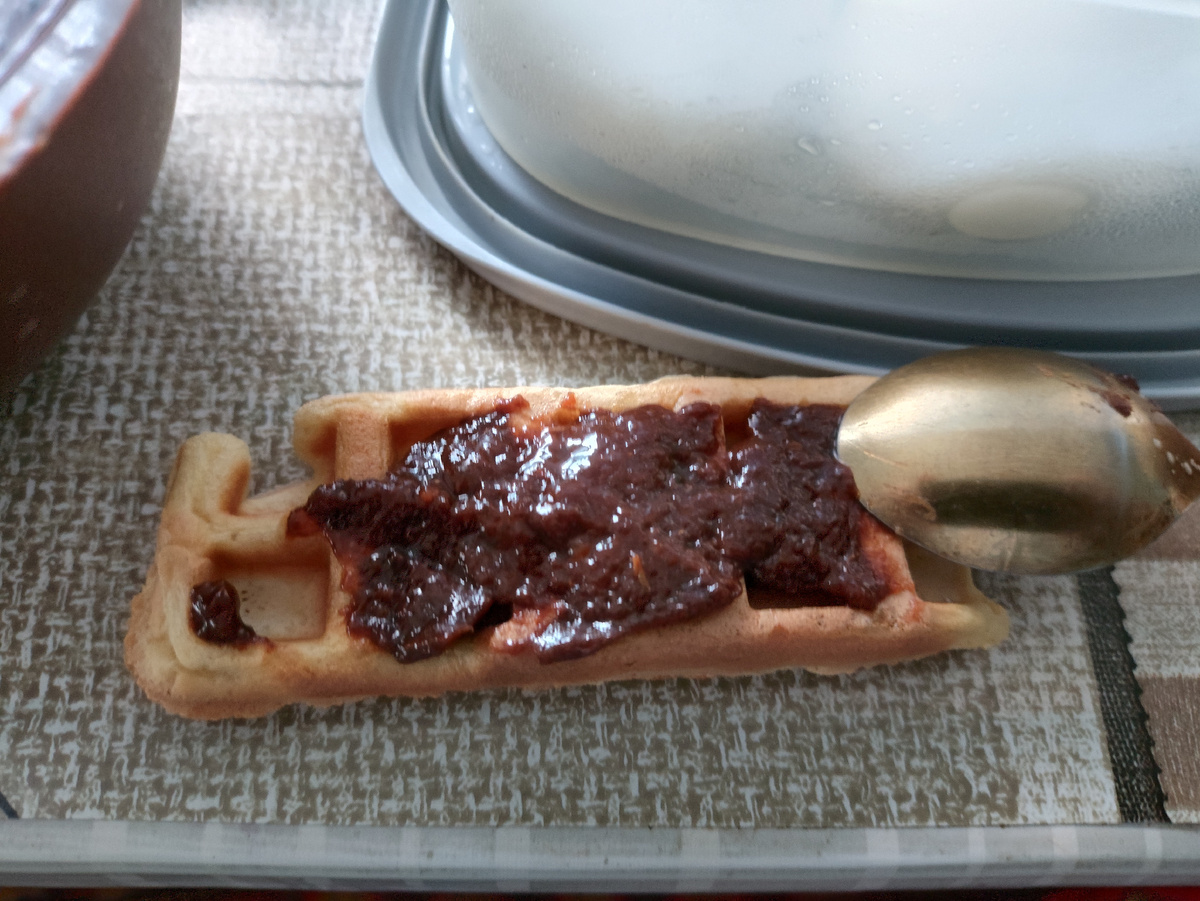 Вот так на вафельку его )))