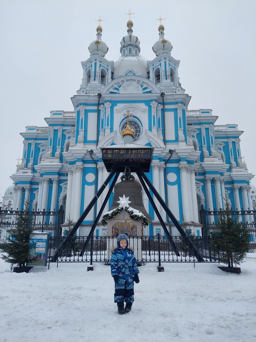 Обзорная площадка на правой фронтальной башне. Сотимость входа (пожертвование) со взрослого - 300 рублей. Не забывайте про платную парковку в этом районе города, но оплаты на час хватит за глаза.