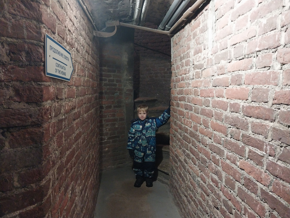 Обзорная площадка, по ощущениям, на 40-50 метрах высоты. Лестница сначала обычная, потом метров 6 винтовой... 