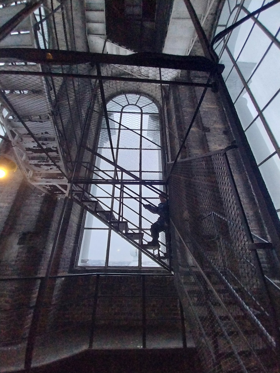 Потом еще этажа три металлической...