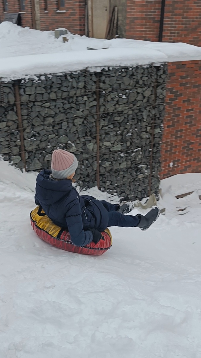 С горки катались не только дети...)