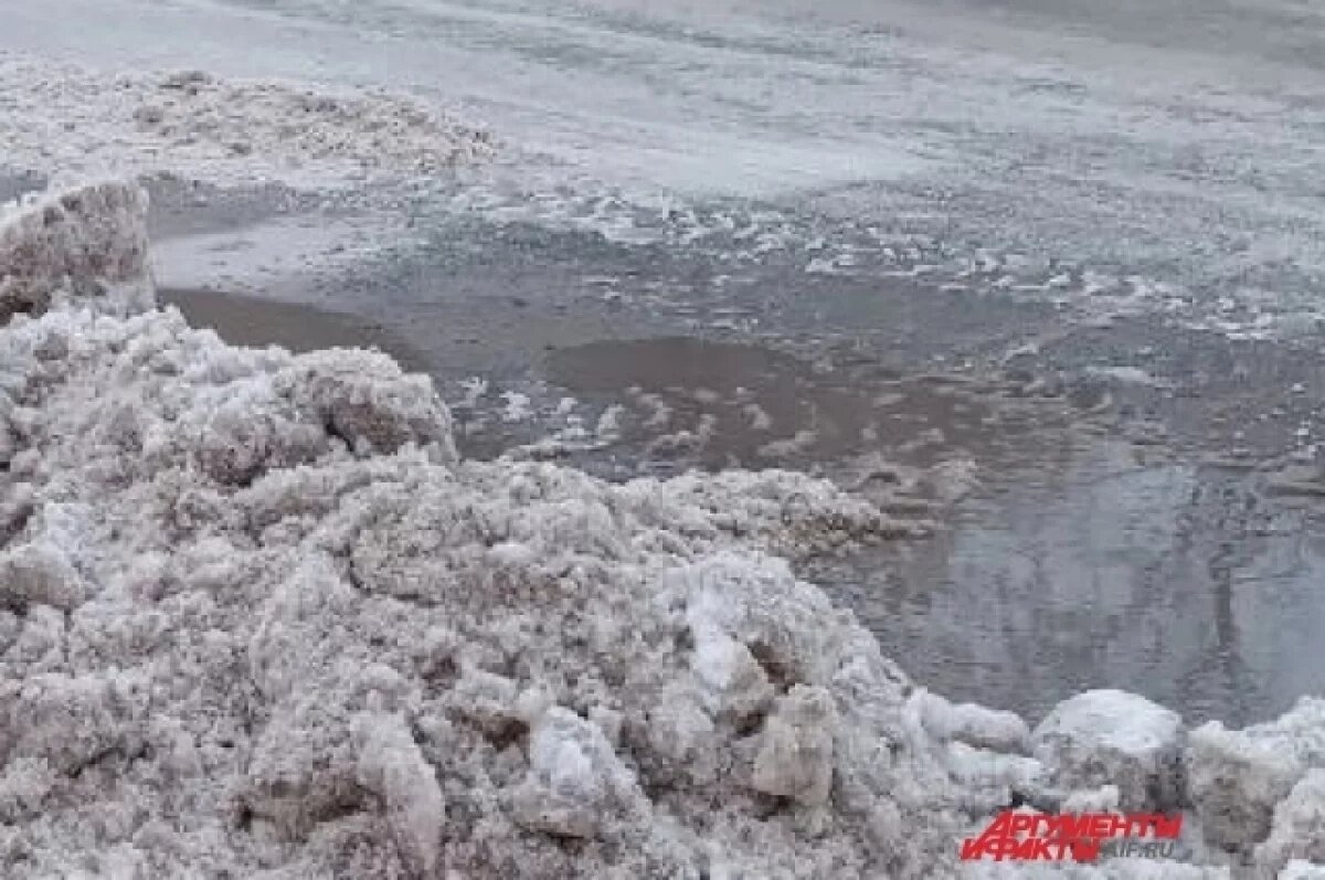    На Екатерининской можно увидеть остатки разлившейся воды и «снежную кашу».