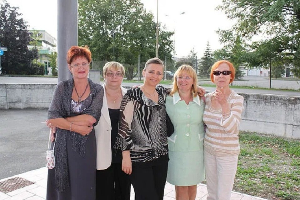    Надежда (вторая справа) нашла общий язык с нужными людьми, чтобы "продавать" детей в Италию без лишних проблем. Фото: соцсети