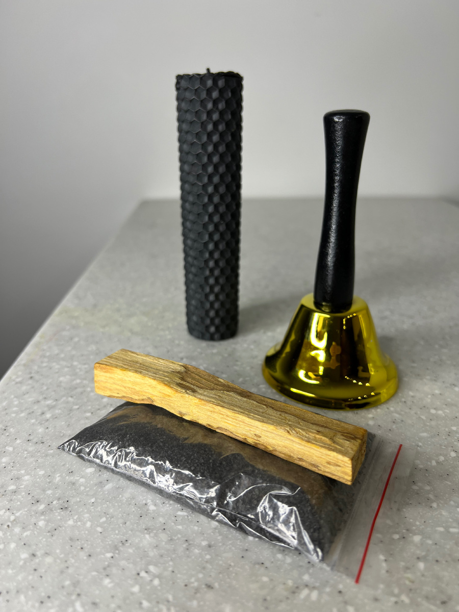 Набор для энергетической уборки дома/коммерческого помещения. Включает в себя черную соль, программную свечу (Изготавливается вручную в сильную дату и время, с добавлением специальных трав и масел), металлический колокольчик, Тибетская Паула Санта.