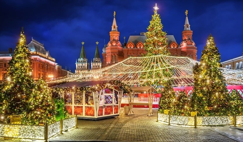 Манежная площадь, и Кремль. И еще один рынок! Огни. Фото: excurspb.ru