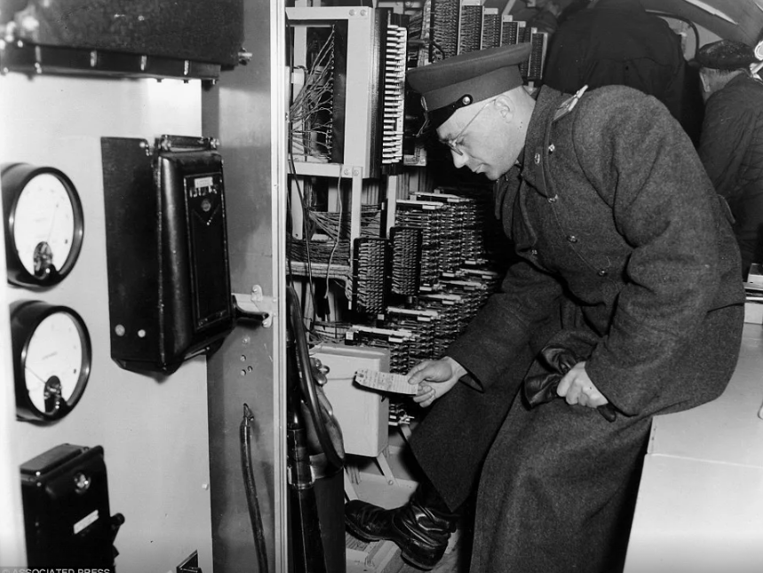 Советский офицер рассматривает оборудование для прослушки. 