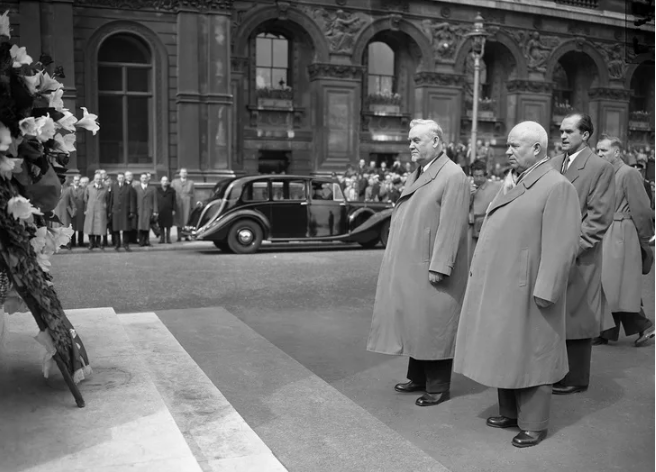 Никита Хрущёв и Николай Булганин возлагают венок у военного мемориала в Уайтхолле. 