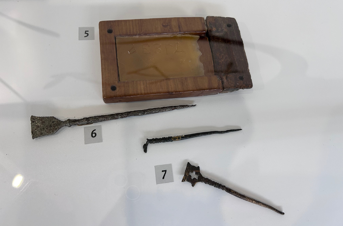 Писала. X в. Наши предки выцарапывали буквы, поэтому след от письма оставался глубоким.