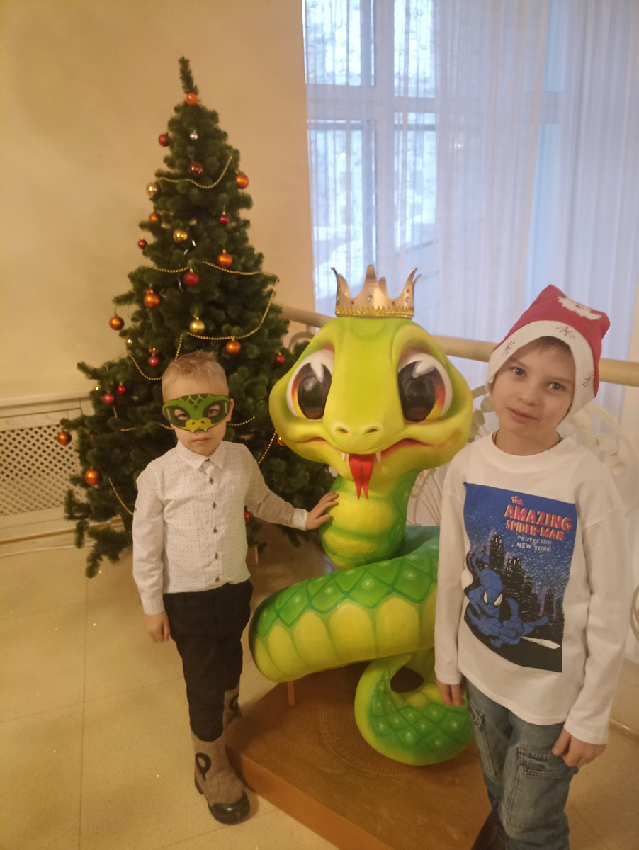 Фото автора. С символом Нового года.