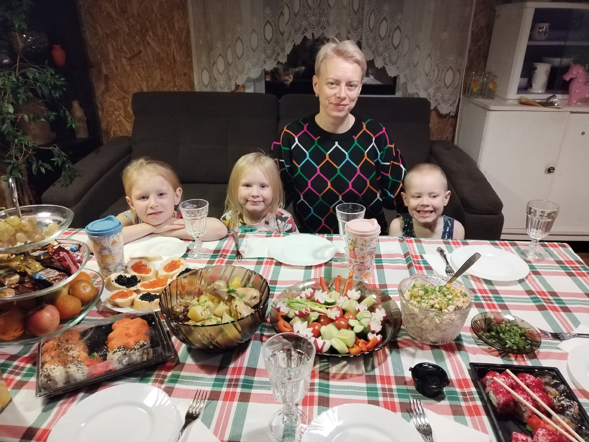 Новогодняя ночь... Без папы, он как всегда на службе.