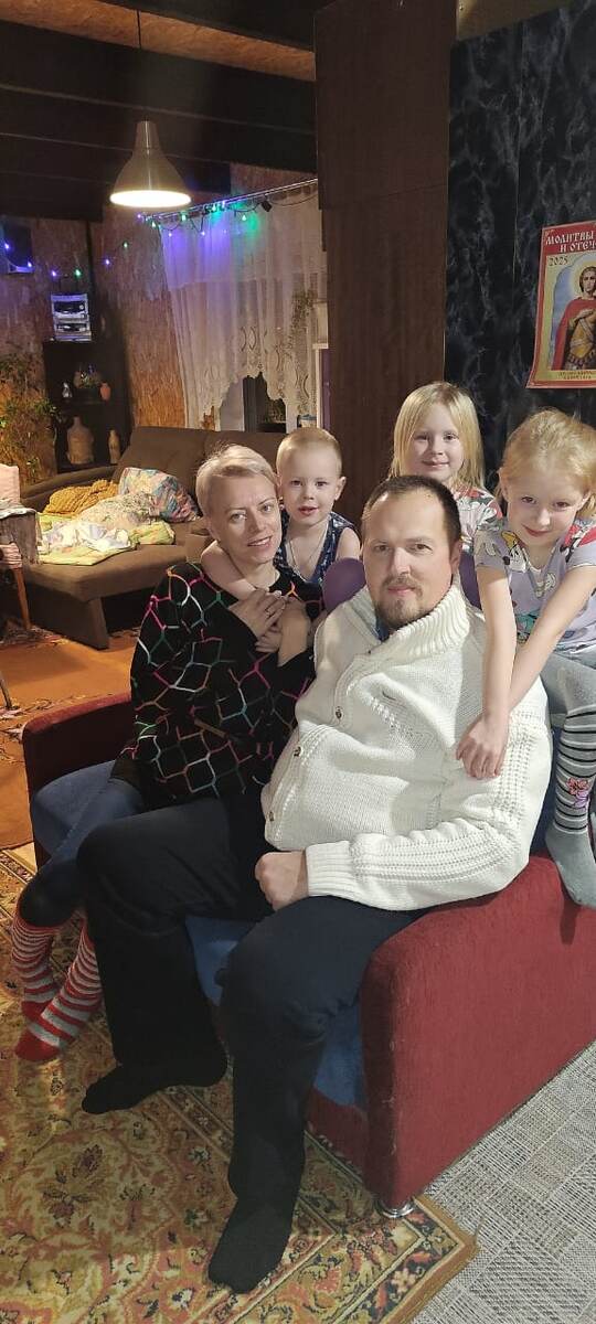 Семья в сборе, папа уезжал в Москву... 