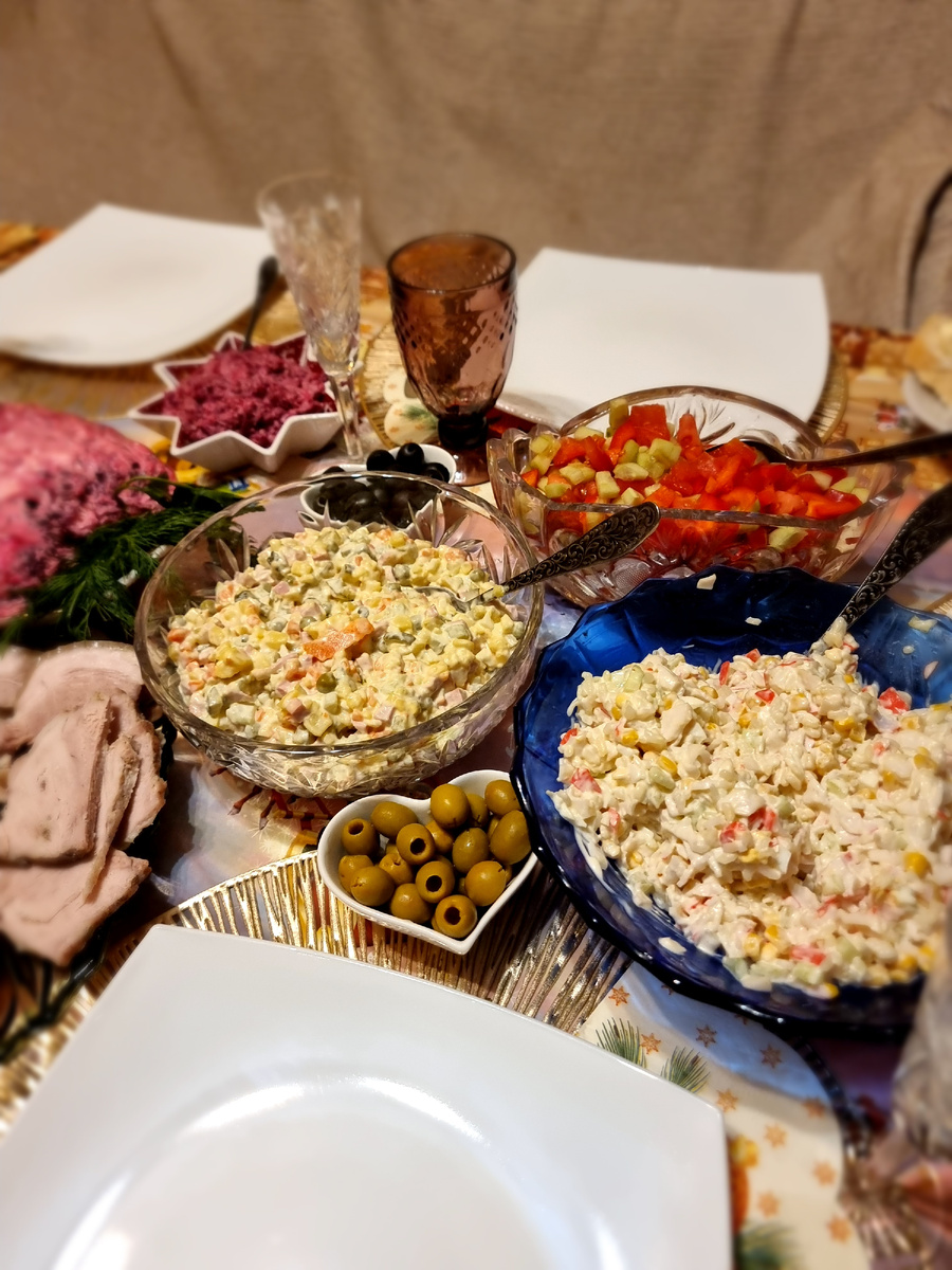 В центре стола "Оливье "