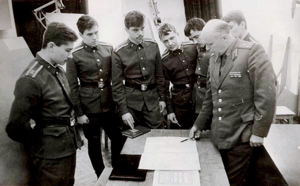 Рижское ВВАИУ им.Я.Алксниса!На переднем плане-п-к Кизима,кафедра конструкции ЛА,а рядом-будущий полковник,КТН Юра Балашов!