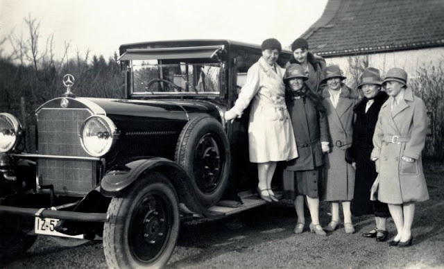 Шесть дам позируют с Mercedes-Benz 12/55 PS Typ 300 в солнечный зимний день. Автомобиль зарегистрирован в бывшей прусской Рейнской области, около 1928 года