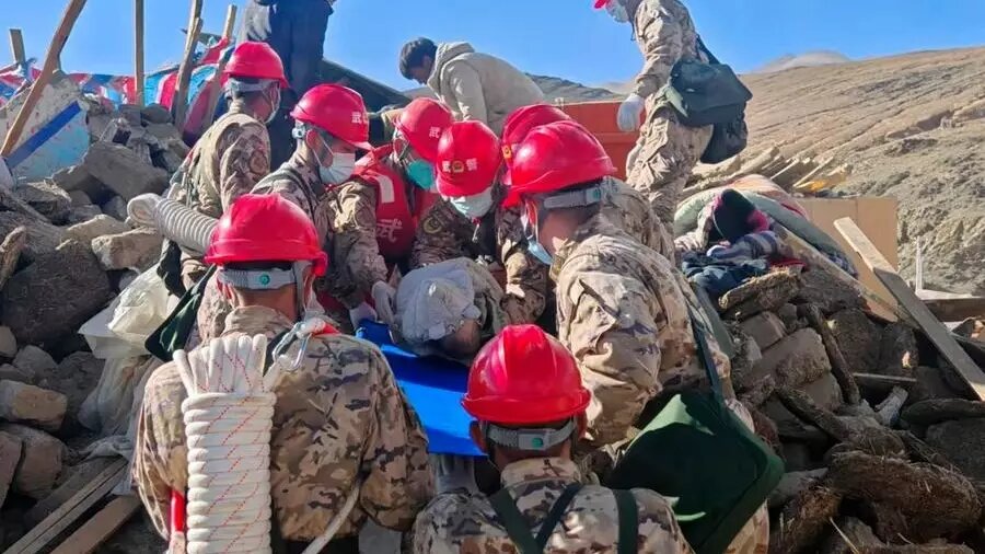 Спасательная операция на месте трагедии продолжается. Источник: Hu Zikui/Xinhua