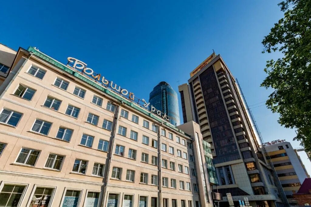 Екатеринбург, гостиница «Большой Урал». Справа ТРЦ «Антей» и БЦ «Высоцкий». Снимок из открытых источников