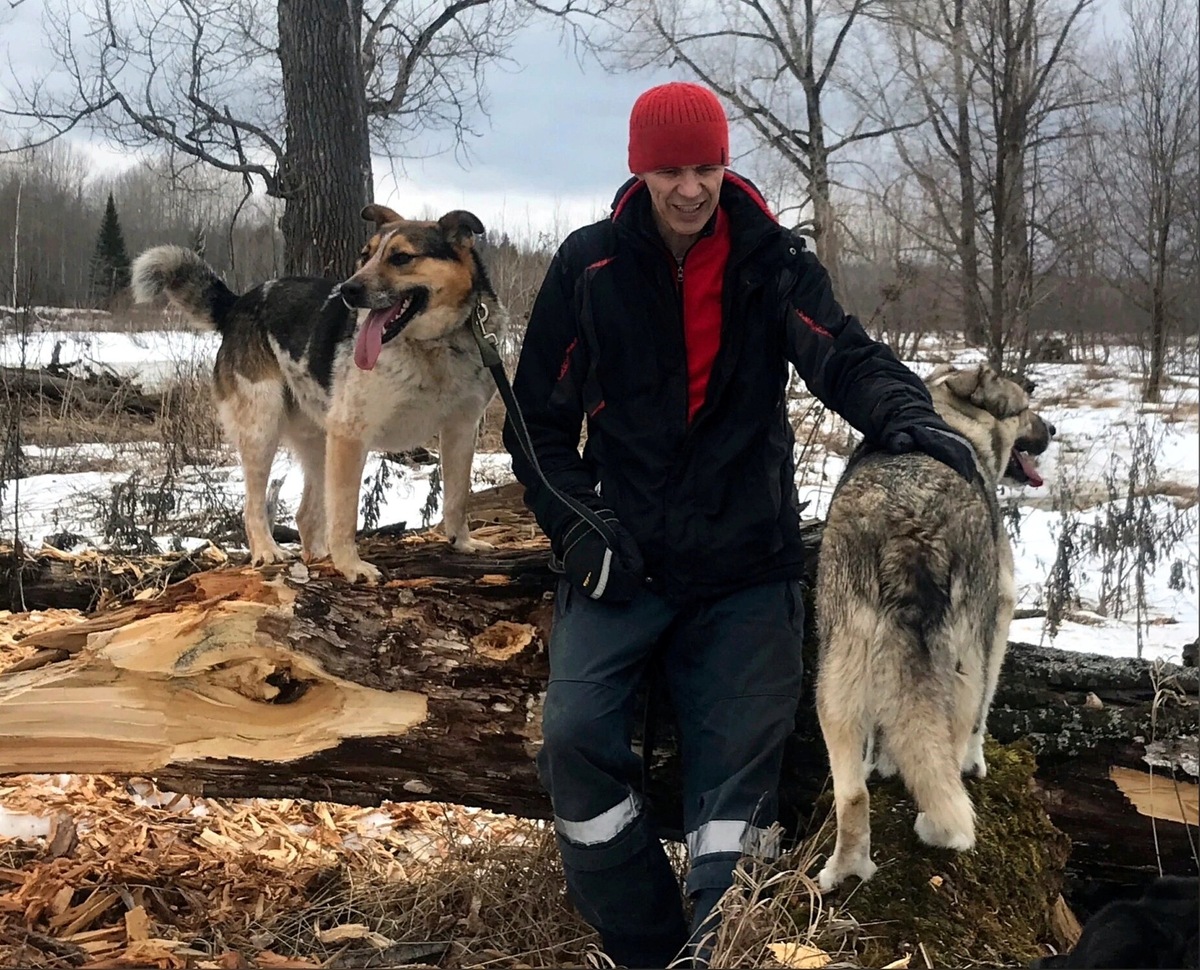 Яша на прогулке с волонтером Сергеем