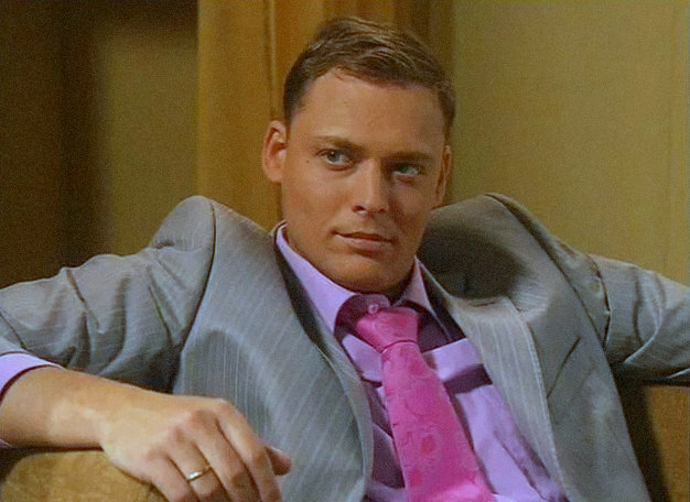 Фото из открытого источника в Интернете. Гонзалис - потому что он внук привезенного в СССР испанца. Деловой и подлый человек, но, будем честны, Разбежкина ведь тоже его не любила, даже ему изменила. Вот когда он встречает настоящую заботу от простой деревенской деушки Даши, и начинает понимать, что к чему