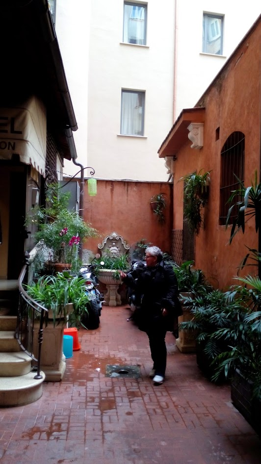 Чудный дворик около отеля