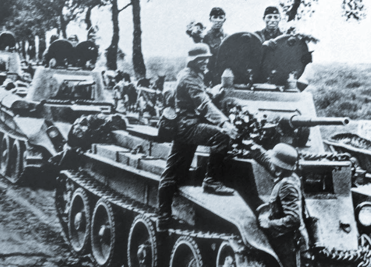 Гитлеровцы приветствуют советскую колонну боевых машин БТ, сентябрь 1939 г.