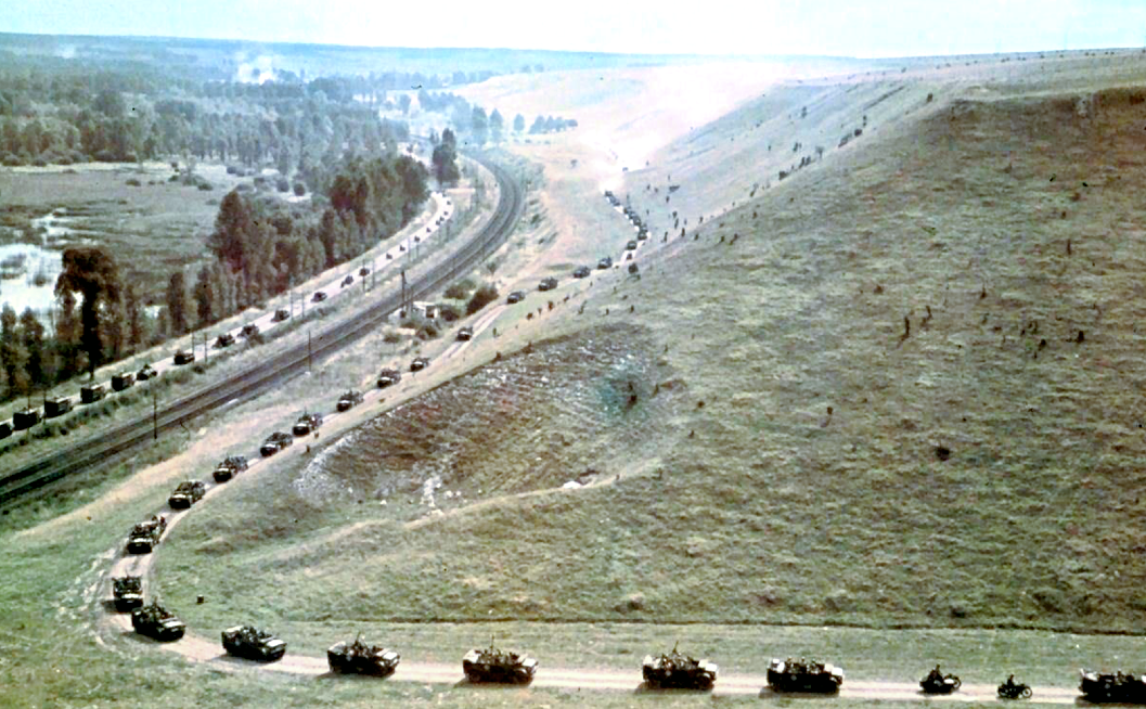 Колонна немецкой бронетехники вторгается во Францию. Май 1940 г.