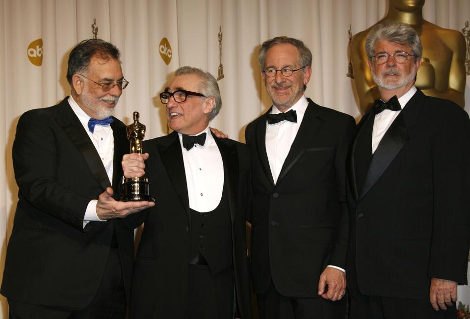 Лучший режиссер Мартин Скорсезе с ведущимиФрэнсис Форд Коппола, Джордж Лукас и Стивен Спилберг на 79-й ежегодной церемонии вручения премии «Оскар».