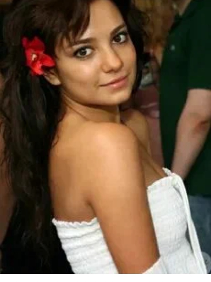 Она удивительно похожа на трёх актрис. На Светлану Светикову .... На этом фото - буквально один в один