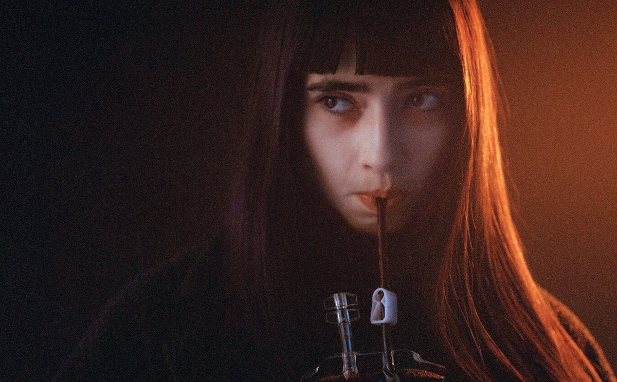 Кадр из фильма "Вампирша-гуманистка ищет отчаянного добровольца" Ариан Луи-Сейз (премьера в РФ в 2024)