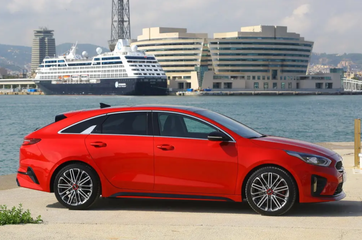 Kia ProCeed в красном цвете выглядит стильно, как вам?