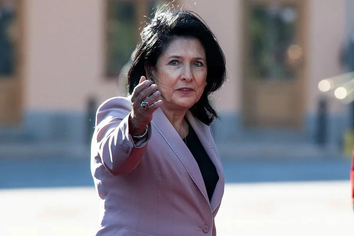 "Хорошо покушала, хорошо попила, хорошо попутешествовала, там "Грузинскую мечту" кинула, тут еще оппозицию... И вновь она хорошо отобедает, хорошо отопьет, хорошо попутешествует и много посмеется над наивностью людей". Генеральный директор клиники "Вивамед" Нино Надирадзе, где проходит лечение Михаил Саакашвили.