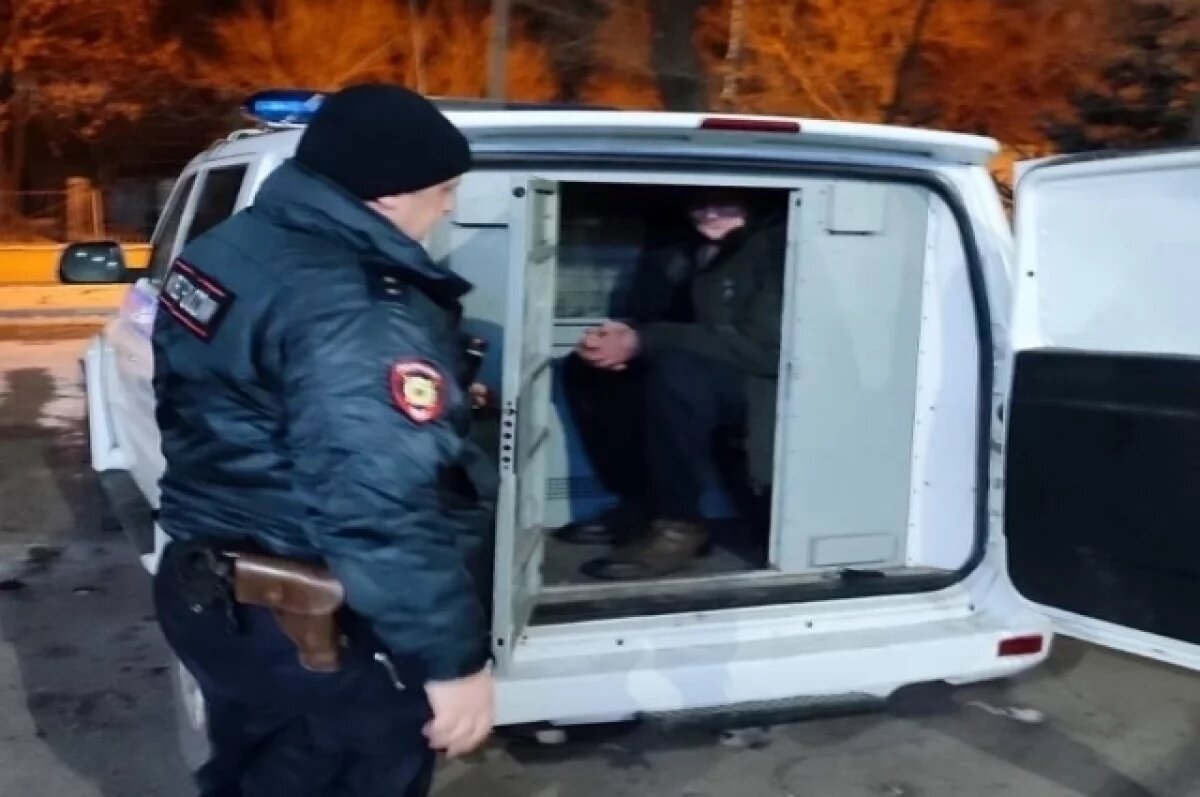    В Уссурийске мужчина испугал людей в пункте интернет-магазина пистолетом