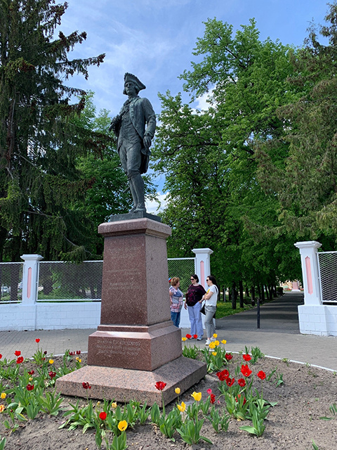    Памятник Шелихову установлен в 1903 году