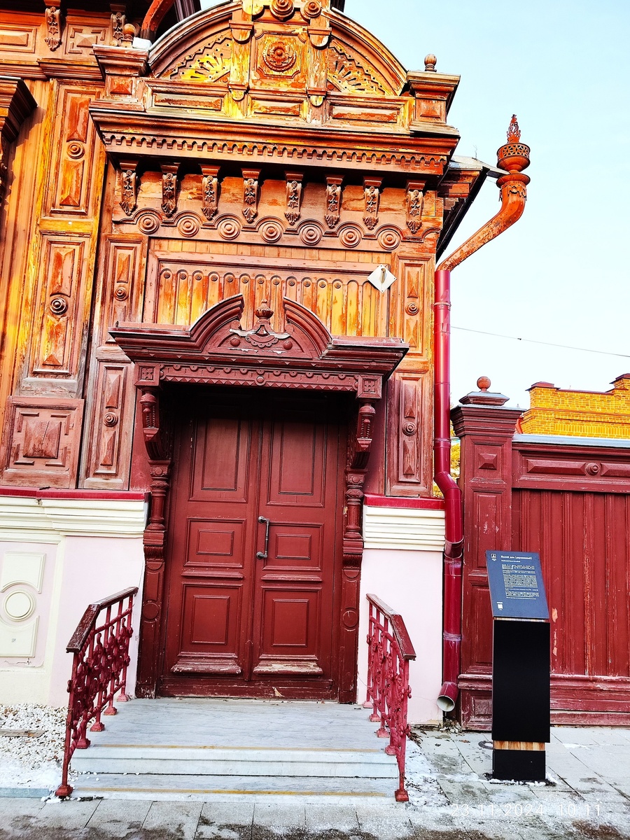 Тюменская домовая резьба из объемных накладных деталей