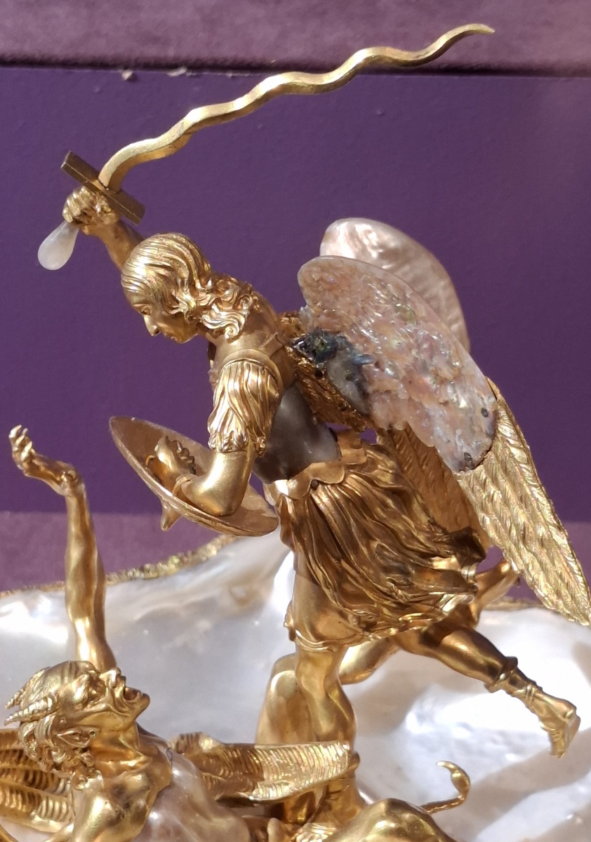 Добро должно быть с кулаками т.е. с мечом и щитом