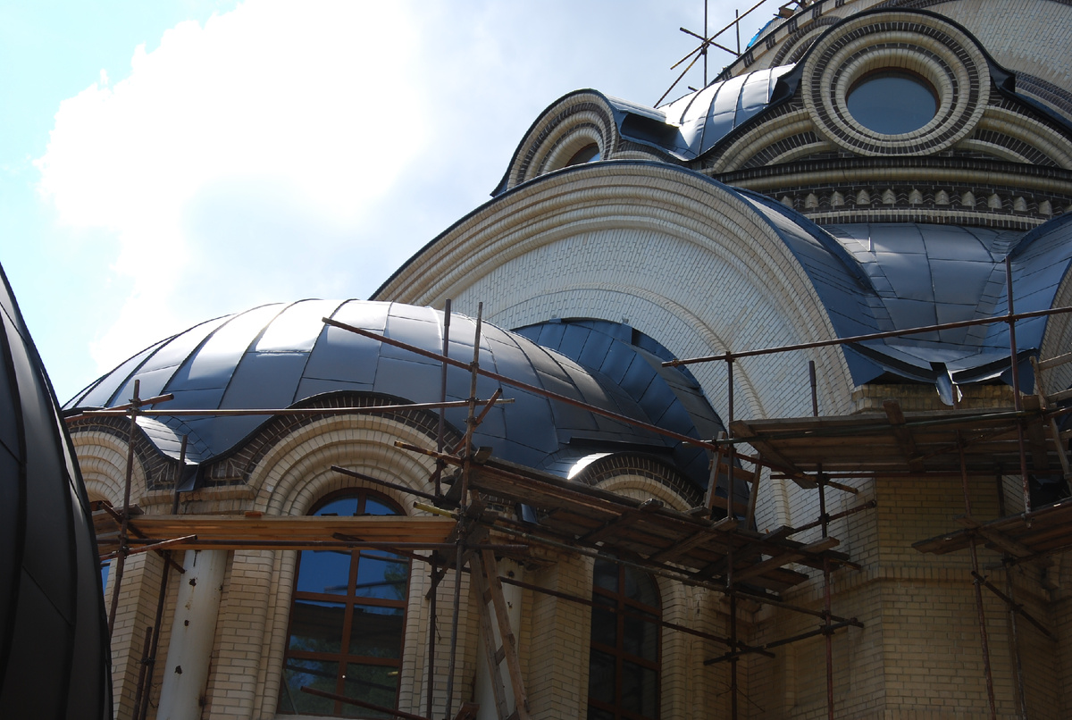 Полусвод главного алтаря после обшивки металлом