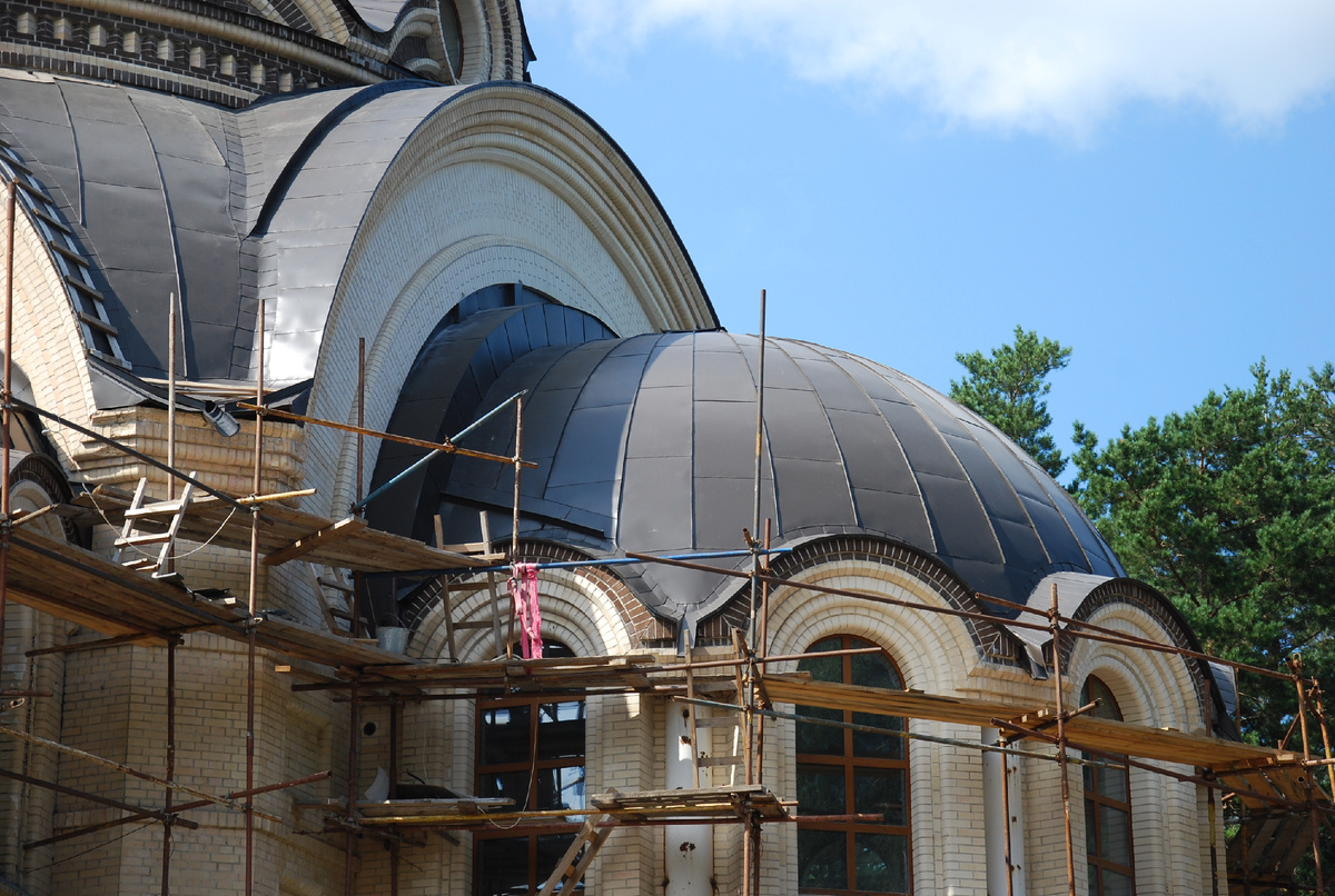 Полусвод главного алтаря после обшивки металлом