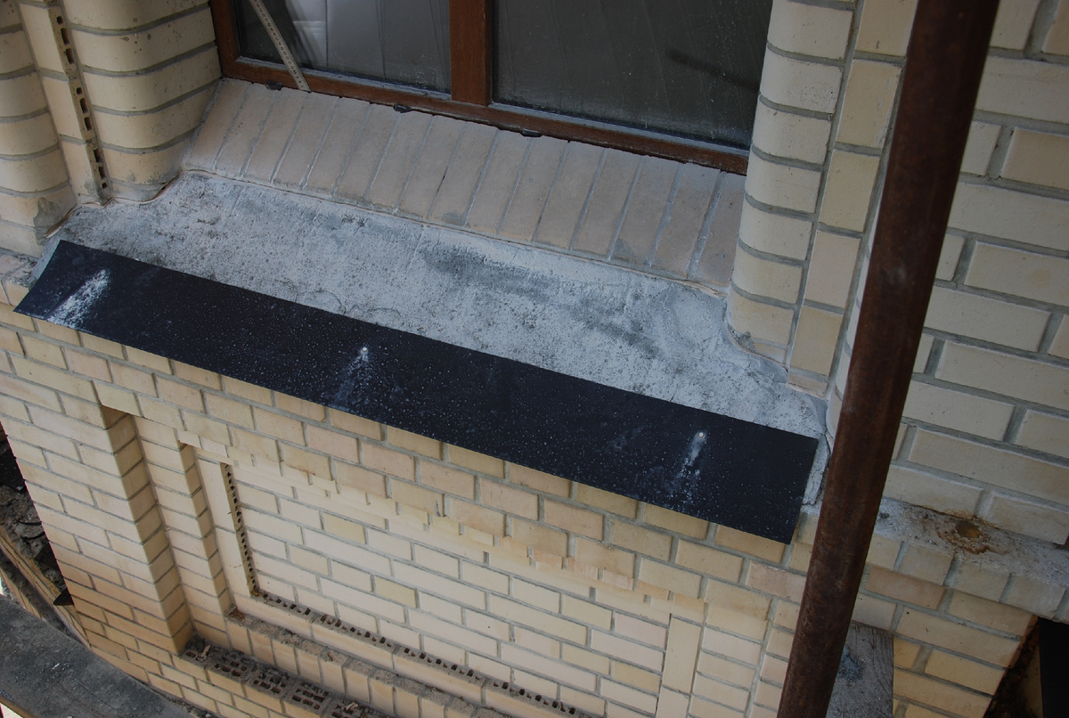 Установка отлива на окна второго яруса главного алтаря