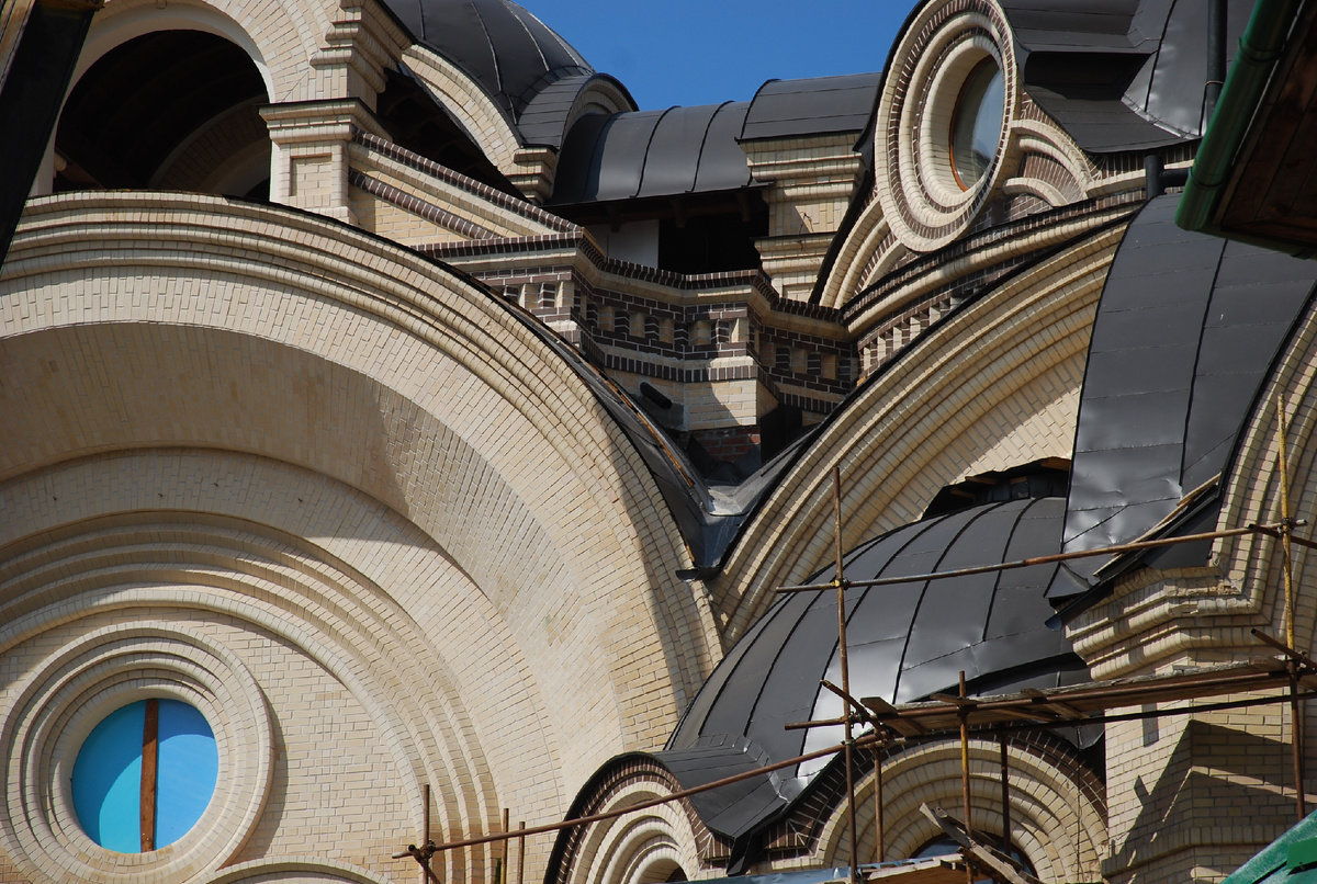 Слив обшит металлом