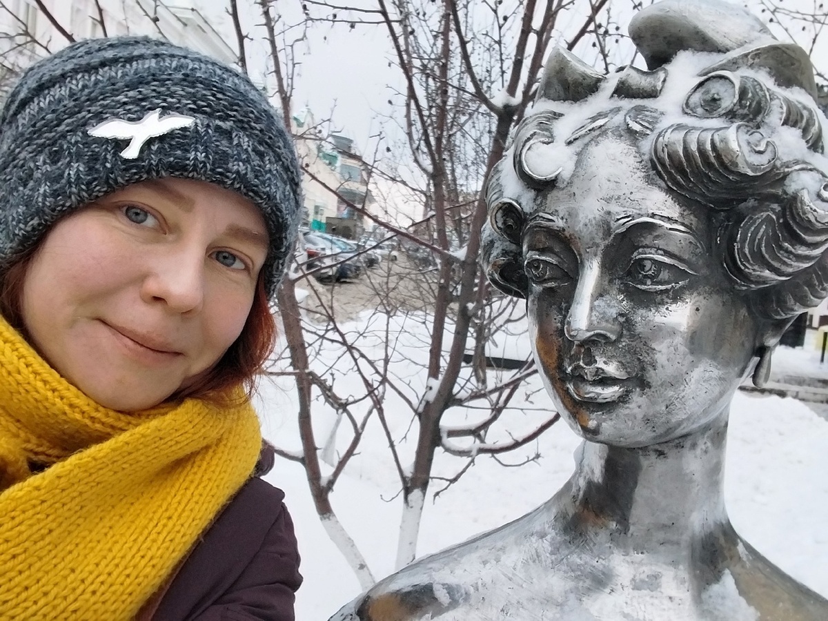 Любочка смотрит оценивающе: не мечу ли я на её место?!