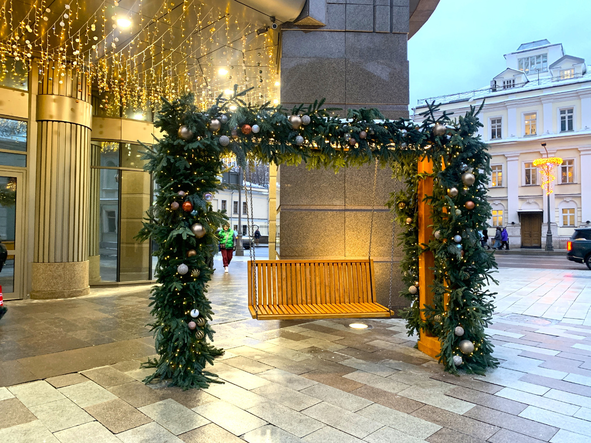 Качели у БЦ "Воздвиженка центр"