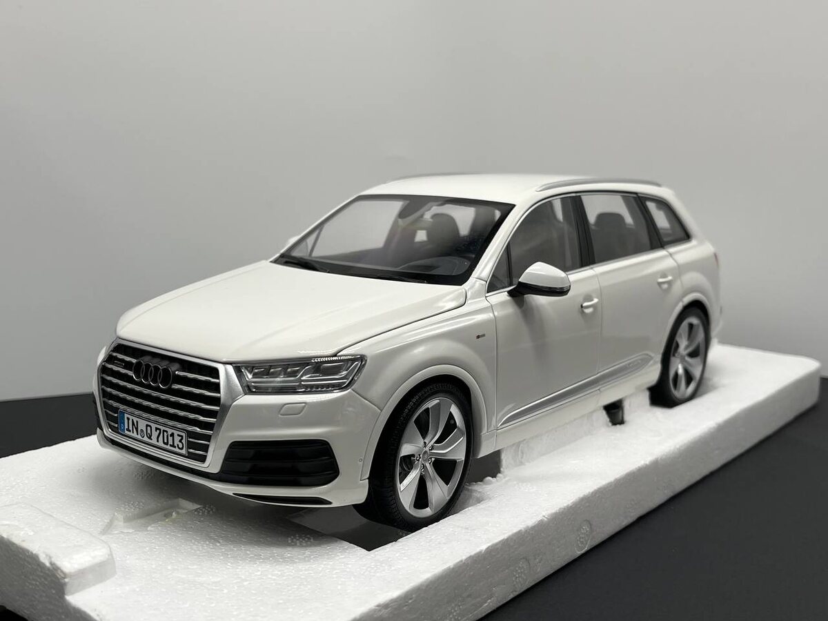 Модель Audi Q7 в масштабе 1:18 в белом цвете