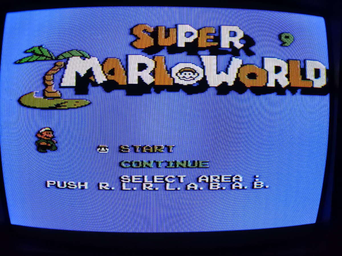 Фото сделаны мной. На фото игра "Mario 9", это хак (переделанная версия) игры "Остров приключений 2", "Adventure Island 2".  Оригинал игры "Adventure Island 2" был разработан Now Production и издан Hudson Soft в 1991,.г. для приставок Famicom. Дизайнер Дж. Коянаги, программист Нобуюки Шинохара. Фото демонстрирует начальную заставку игры, а так же общий визуальный фон игры. Подробнее об этом рассказано в статье. Все материалы принадлежат правообладателям и размещены исключительно в информационных целях.