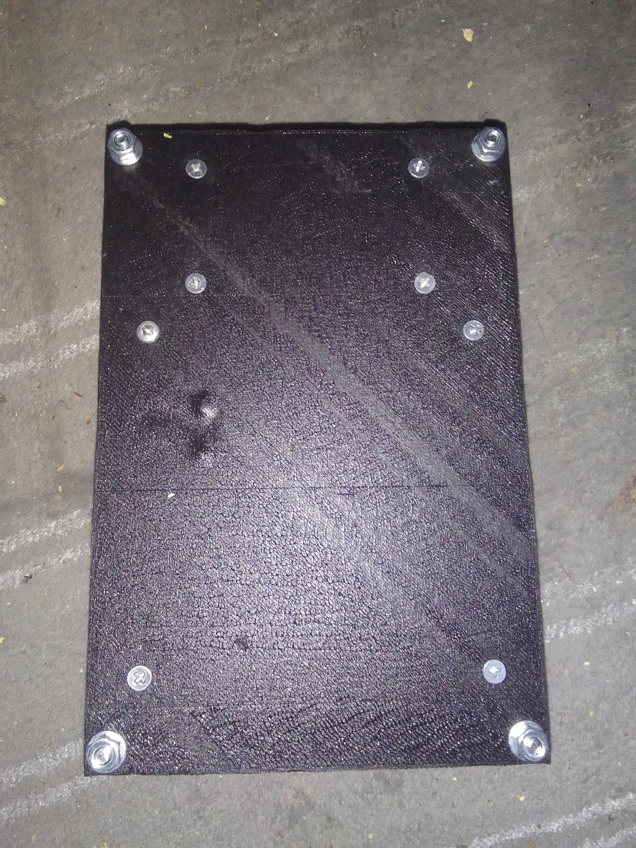 Задний вид портативной NES-приставки на ESP32