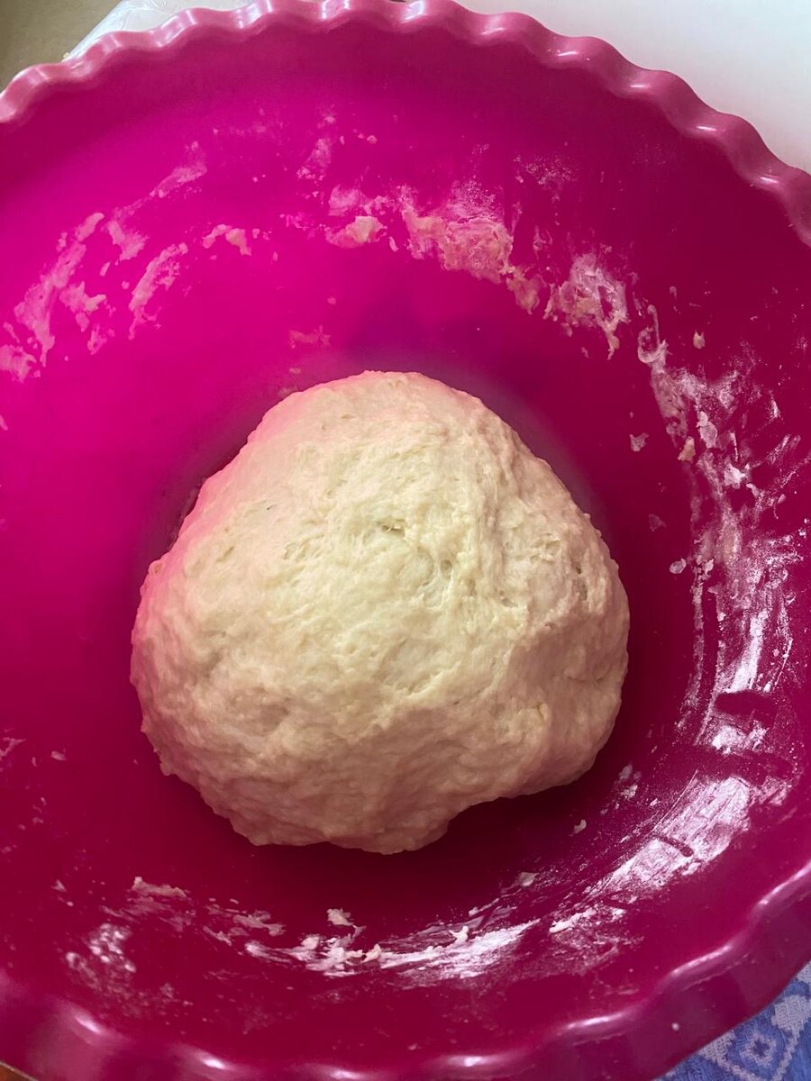 Тесто не липнет к рукам, сворачиваем в колобок.