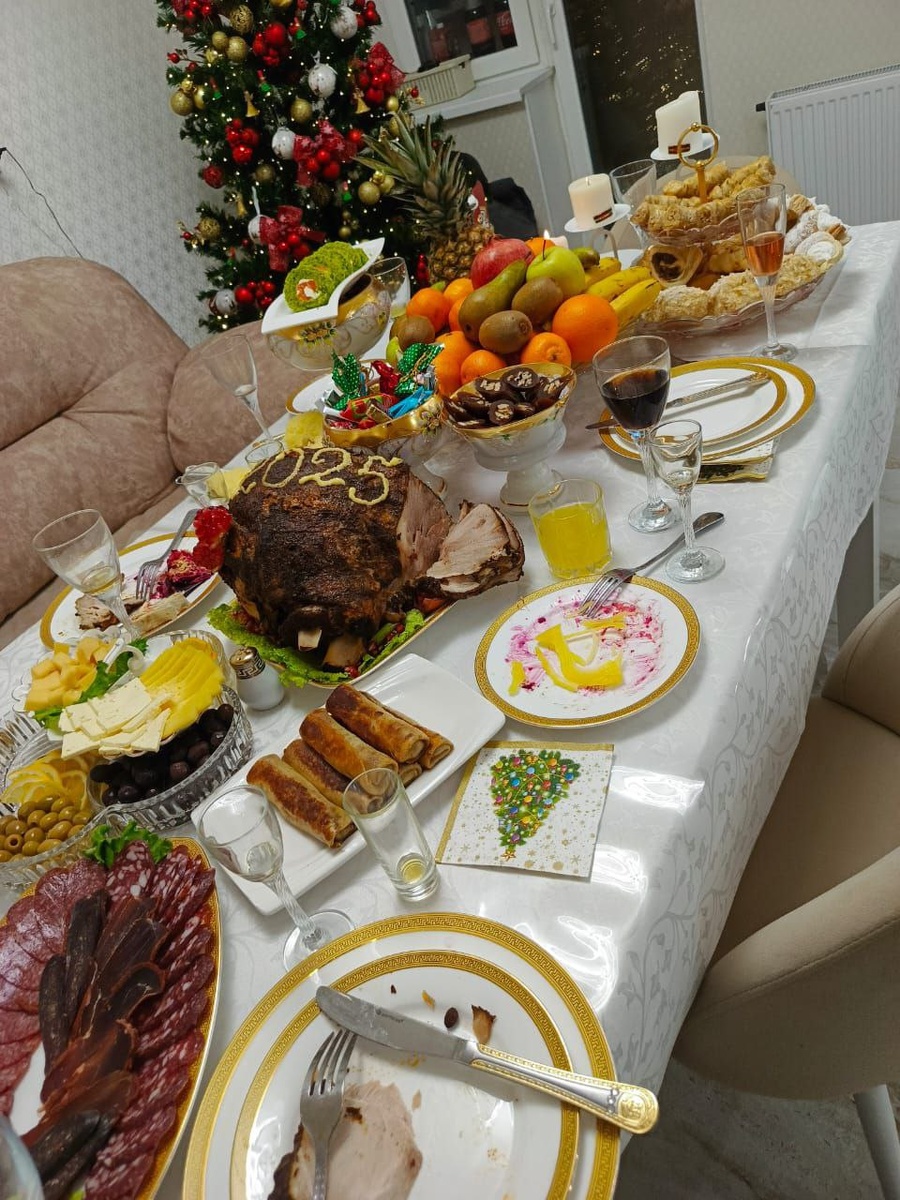 Фото уже начатого новогоднего стола. Не успел сделать фото раньше)