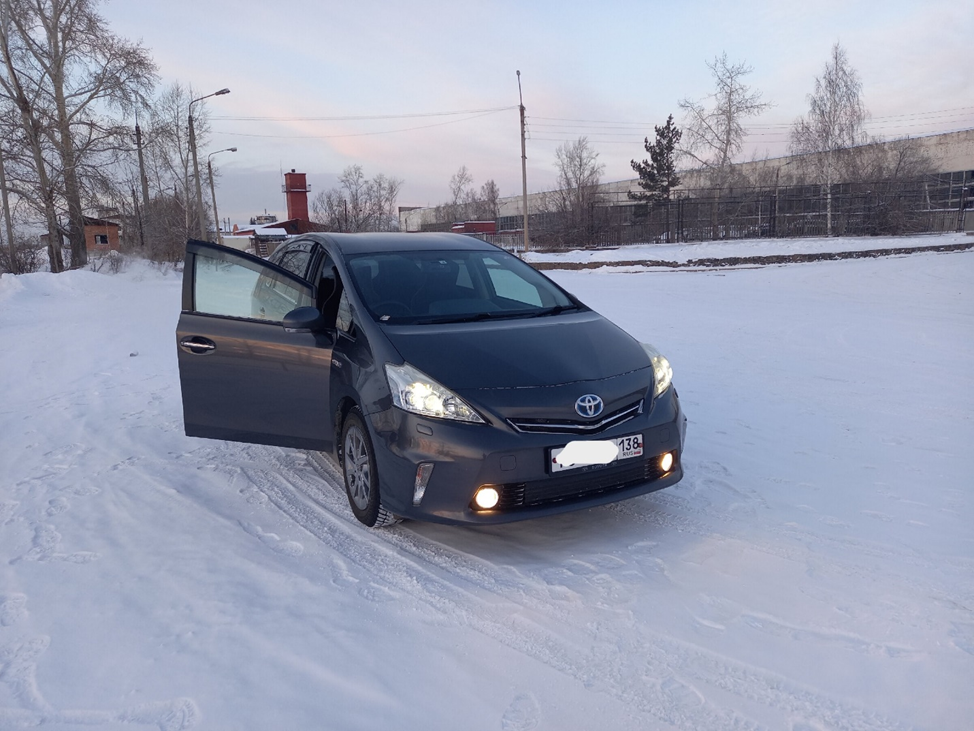 Toyota Prius Alpha — гибридный праворульный универсал. Во владении Дмитрия — около 1,5 лет.