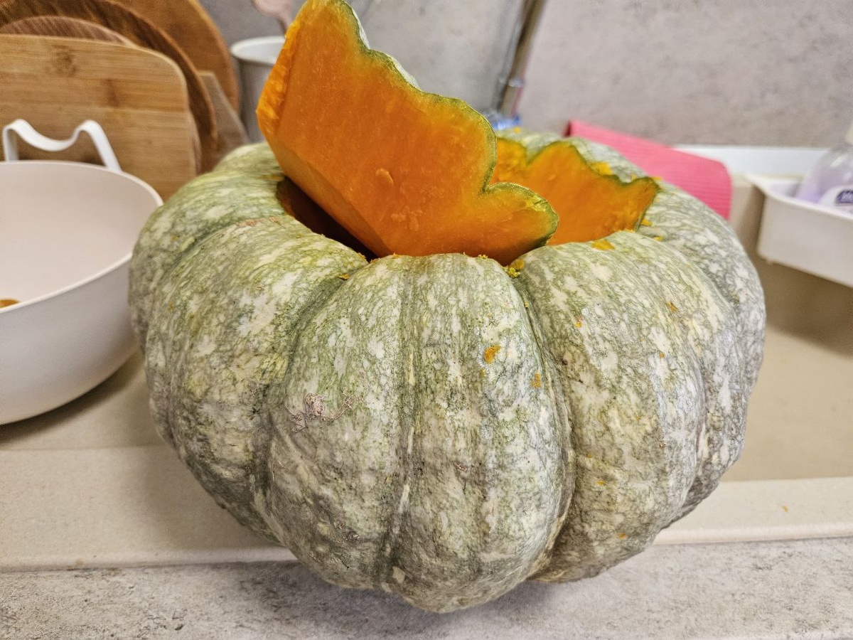 Отпилили макушку, сделав крышку