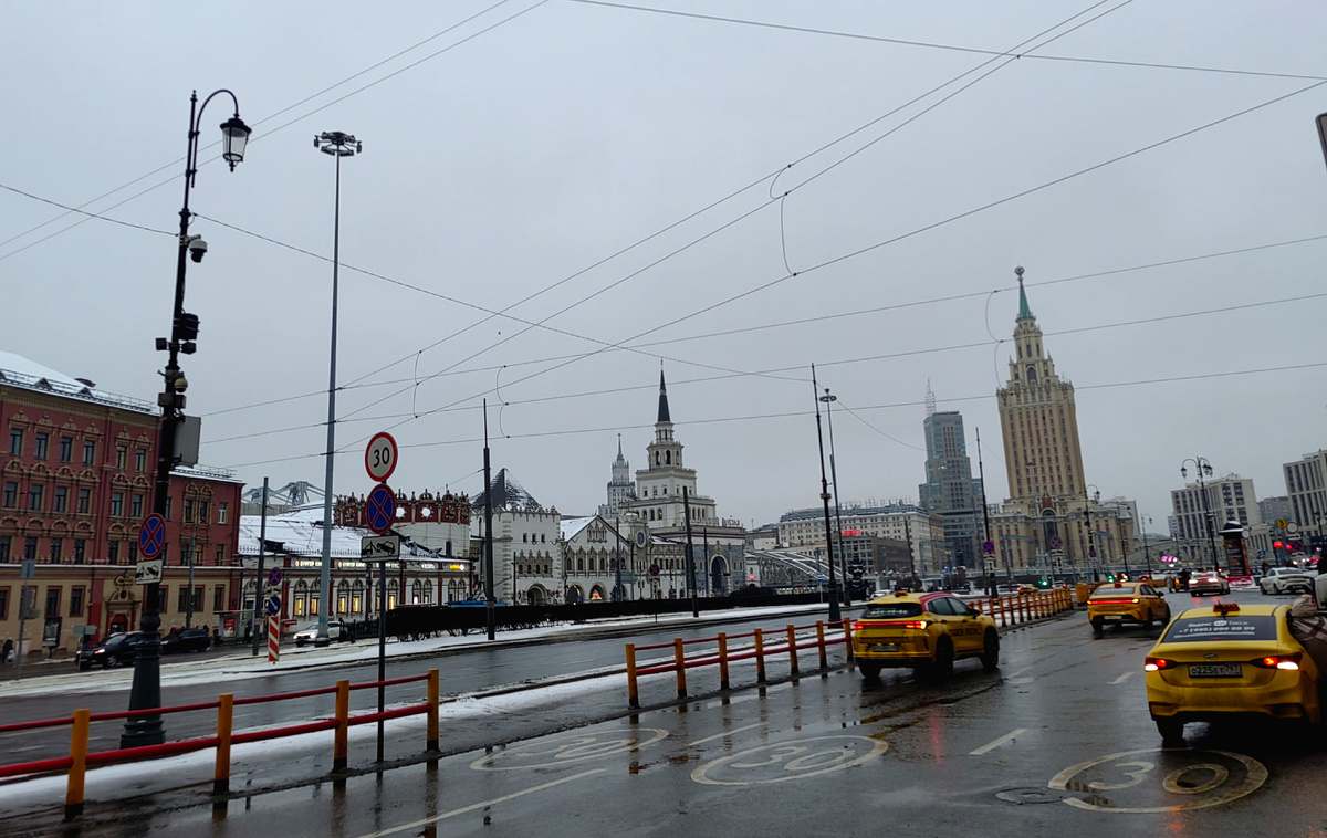 Я вот с Ленинградского уезжала. Мой поезд прибывает на Московский вокзал в Санкт-Петербурге. Все логично и привычно)