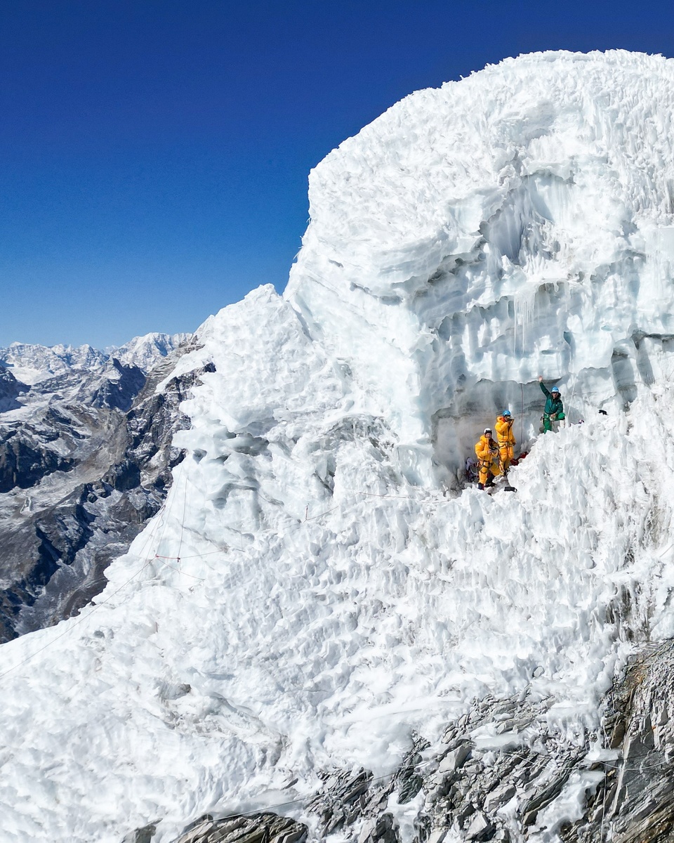 Наши дни акклиматизации на Ама Даблам подошли к концу, но эта гора останется со мной навсегда — за командный дух, потрясающий калейдоскоп небесных красок и глубокую благодарность за полноценную жизнь в спокойствии и тишине момента. Зимнее восхождение в Гималаях - это совершенно новый уровень гармонии со всем и всеми вокруг. Фото и текст: Oswald Rodrigo Pereira